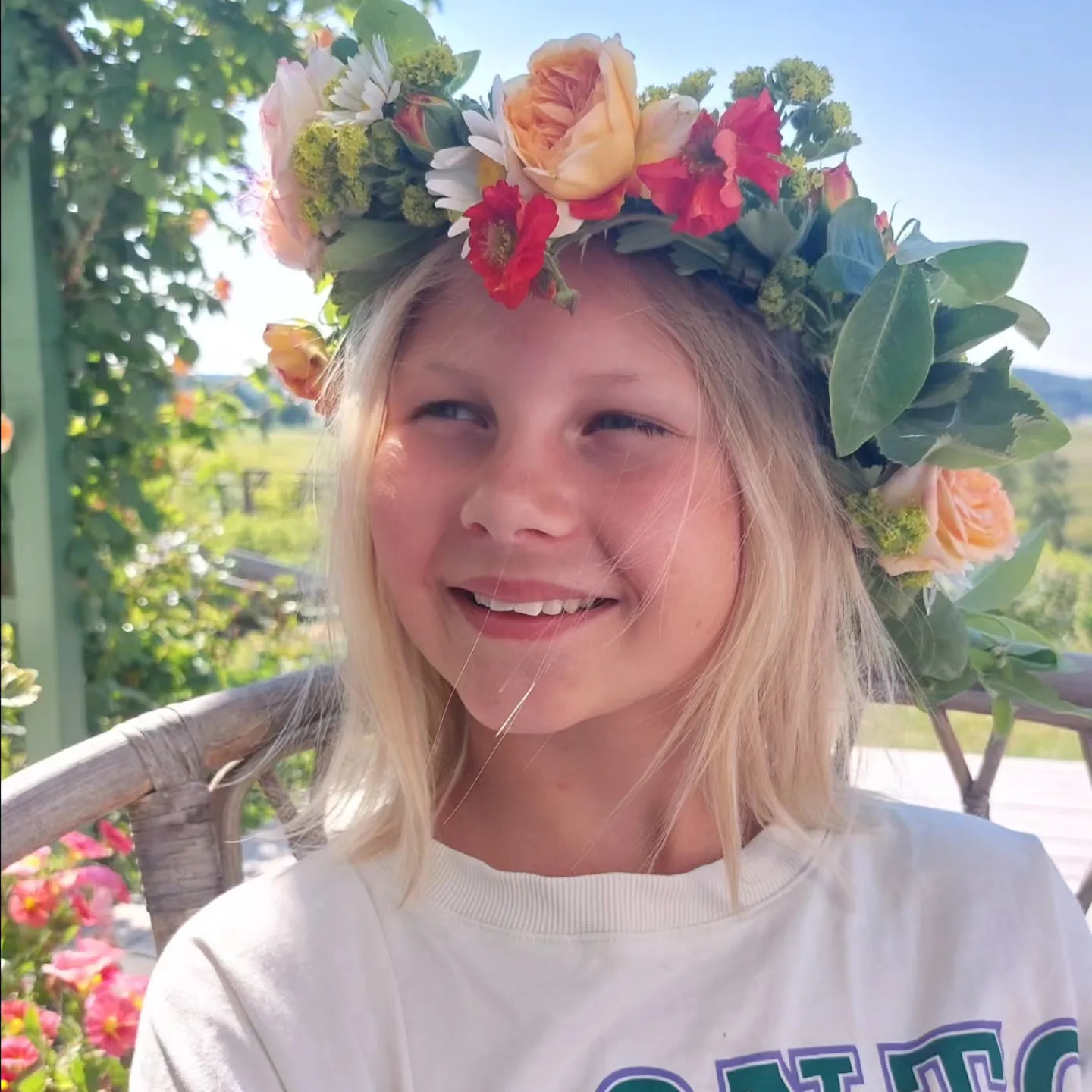 Flicka med blomsterkrans i håret